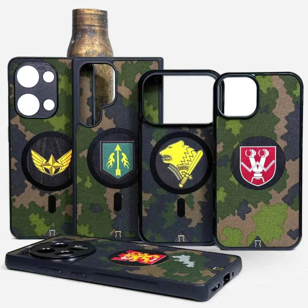Lastu Viisi Lastu ROKKA Aidot M05 -puhelinkoteloa, joissa on iPhone 17 Pro-, Samsung S26- ja Pixel 10 -logot, yksi vaakasuorassa.