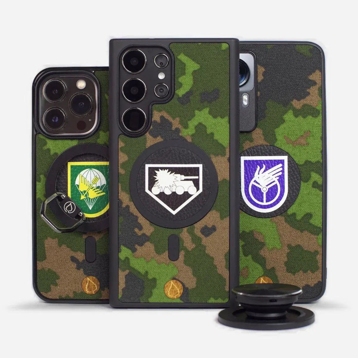 Puhelimen kuoret Lastu kuoret MagSafe kuoret - M05 armeijan maastokuvioinen puhelinkotelo sotilasmerkeillä ja koivupuisella logolla - Lastu Military Collection