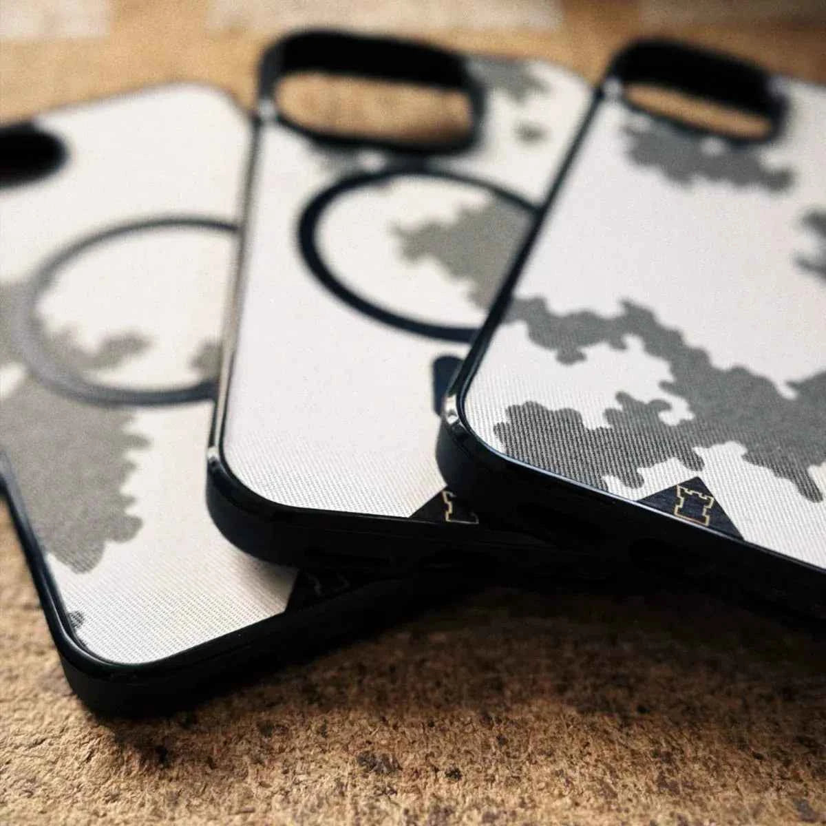 Lastu Lastu ROKKA M05 -puhelimen kuoret: iPhone 17 Prolle puusta valmistetut, Samsung S26:lle ja OnePlus 15:lle kuvioidut ruskealla pohjalla.