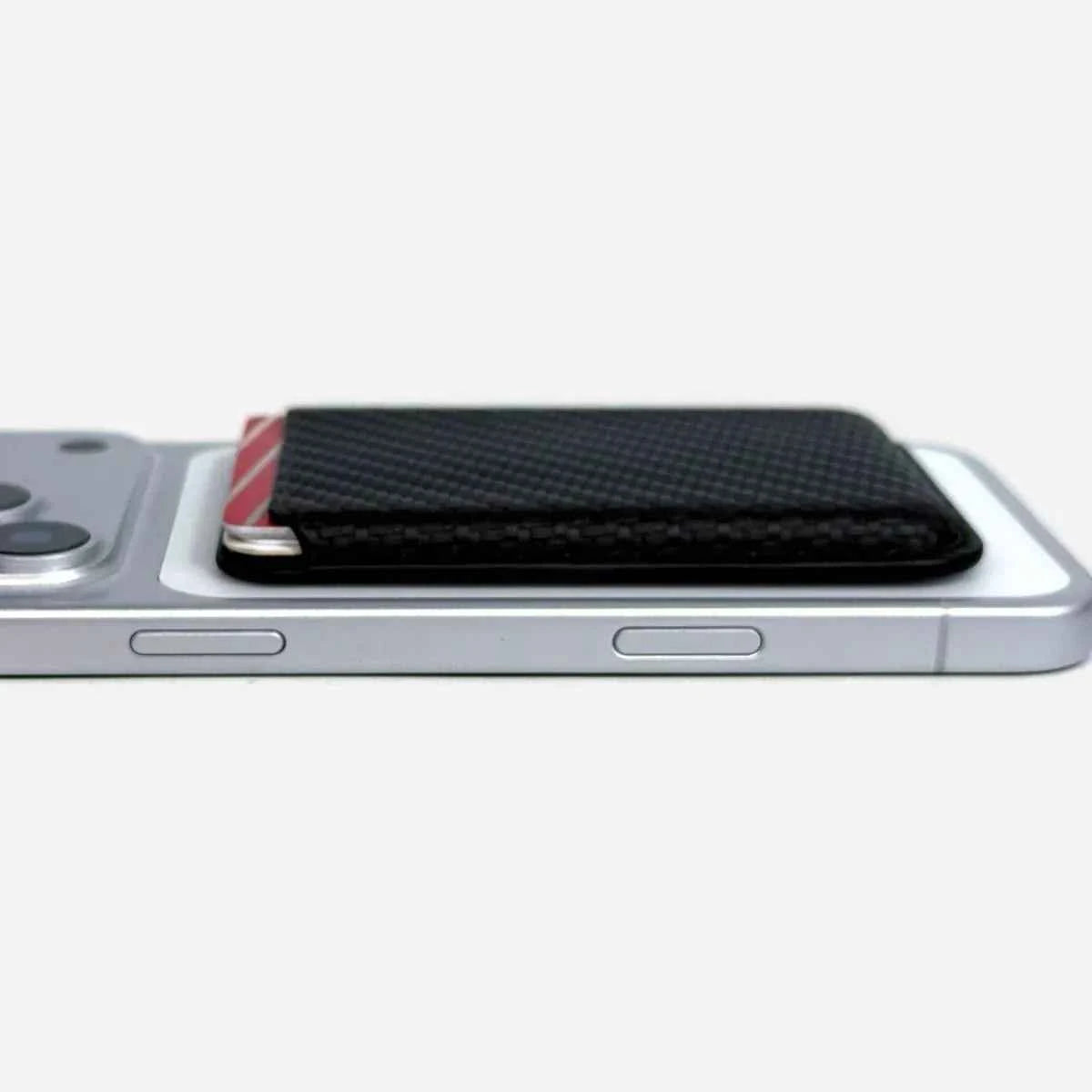 KARB MagSafe korttilompakko 4 kortille – hiilikuitu look, kiinnittyy napakasti, Lastu
