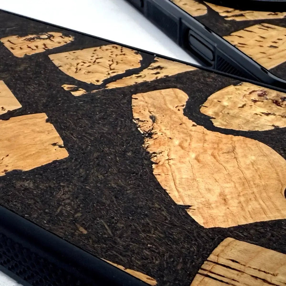 Lastu KUKSA – aidosta kahvinporosta ja korkkipuusta valmistetut puhelimen kuoret, luontoa lähellä iPhonelle.