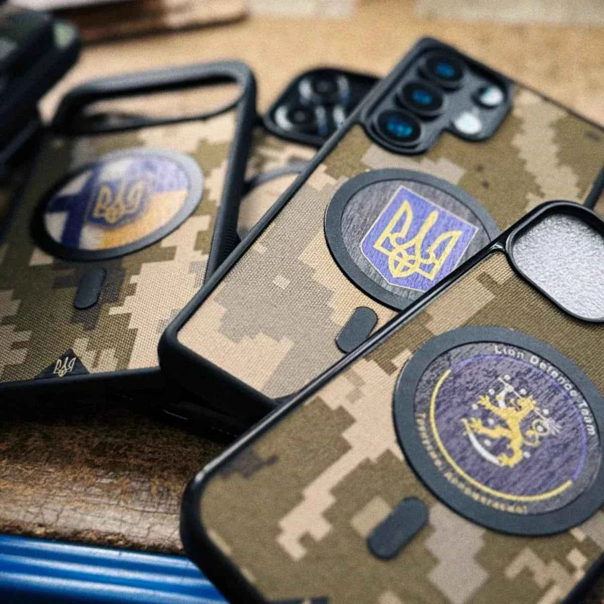 Lastu Lastu SLAVA puhelimen kuoret: MM14 Ukrainan armeijakangas & embleemit, puu, iPhone 17 Pro, Galaxy S26.