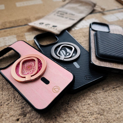 Lastu  Lastu WOIMA puhelimen kuoret ring holderilla & lompakolla iPhone 17 Prolle puisena, esillä teksturoidulla pinnalla