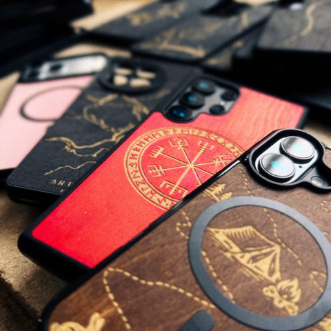 POPPY punaiset puiset puhelimen kuoret – lähikuva koivun pintadetaljista, Lastu