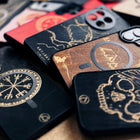 TERWA puiset puhelimen kuoret tervatusta koivusta – lähikuva tervakäsittelystä