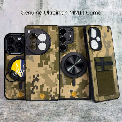 Aito ukrainalainen MM14-maastokuvioinen puhelinkotelo iPhonelle, Samsungille, OnePlusille ja Google Pixelille. Näkyvillä eri malleja, mukaan lukien MagSafe- ja tarranauhaversiot. Koteloissa on ainutlaatuinen digitaalinen maastokuvio ja lisävarusteita. Lastu