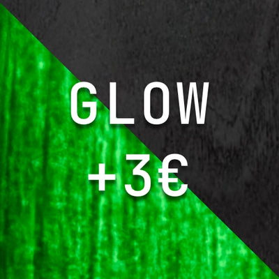 Lastu  GLOW +3 € teksti Lastun Valittu materiaali -kuosissa, vihreä hehku, iPhone 17 Pro -suojakotelot