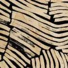 RATIA -kuosi: Lastu puhelinkuoret, kaiverrettu puinen pinta jossa tumma ja vaalea raitakuosi, luonnonmateriaalin tekstuuri.