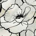 RATIA -kuosi: valkoiselle taustalle painettu mustavalkoinen kukkakuosi Lastu puhelinkuorissa, kaiverruksen sijaan kuviointi.