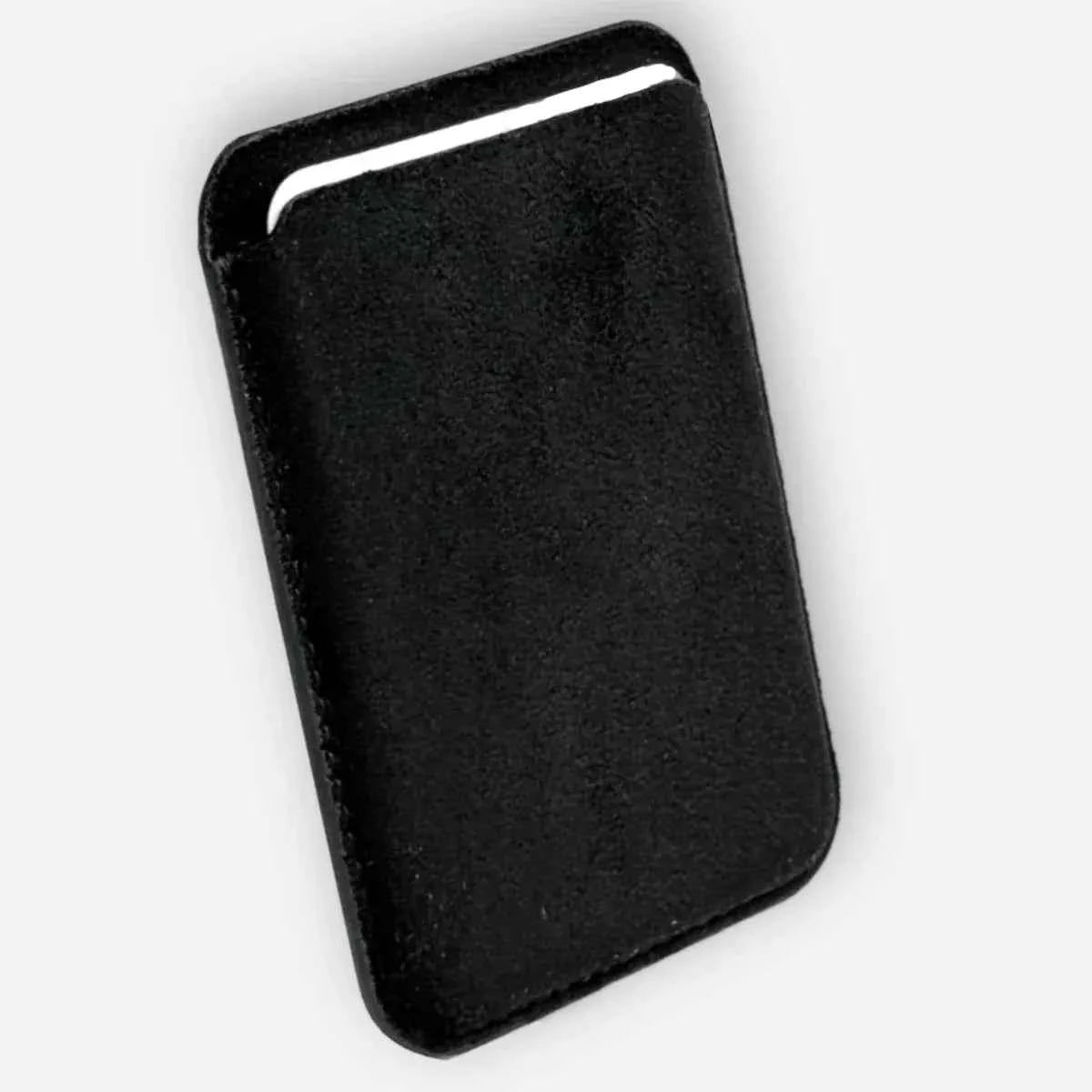 Lastu  Lastu MagSafe-lisäosan musta puukorttikotelo iPhone 17 Pro -suojakuorelle, yksi kortti näkyvissä vaalealla taustalla