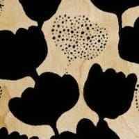 RATIA -kuosi: Lastu puhelinkuoret koivupuuta, musta kukkakuosi, luonnonpinta, suomalainen valmistus.