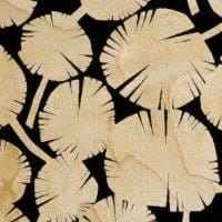 RATIA -kuosi: Lastu puhelinkuoret suomalaisesta koivusta, monivärinen kaiverrettu kukkakuvio, luonnollinen puun tekstuuri.