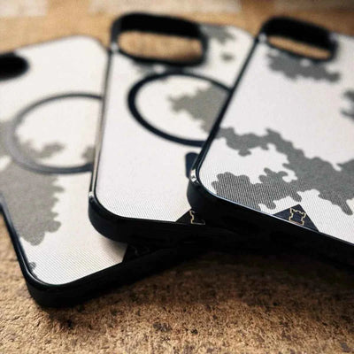Lastu  Lastu ROKKA M05 -puhelimen kuoret: iPhone 17 Prolle puusta valmistetut, Samsung S26:lle ja OnePlus 15:lle kuvioidut ruskealla pohjalla.