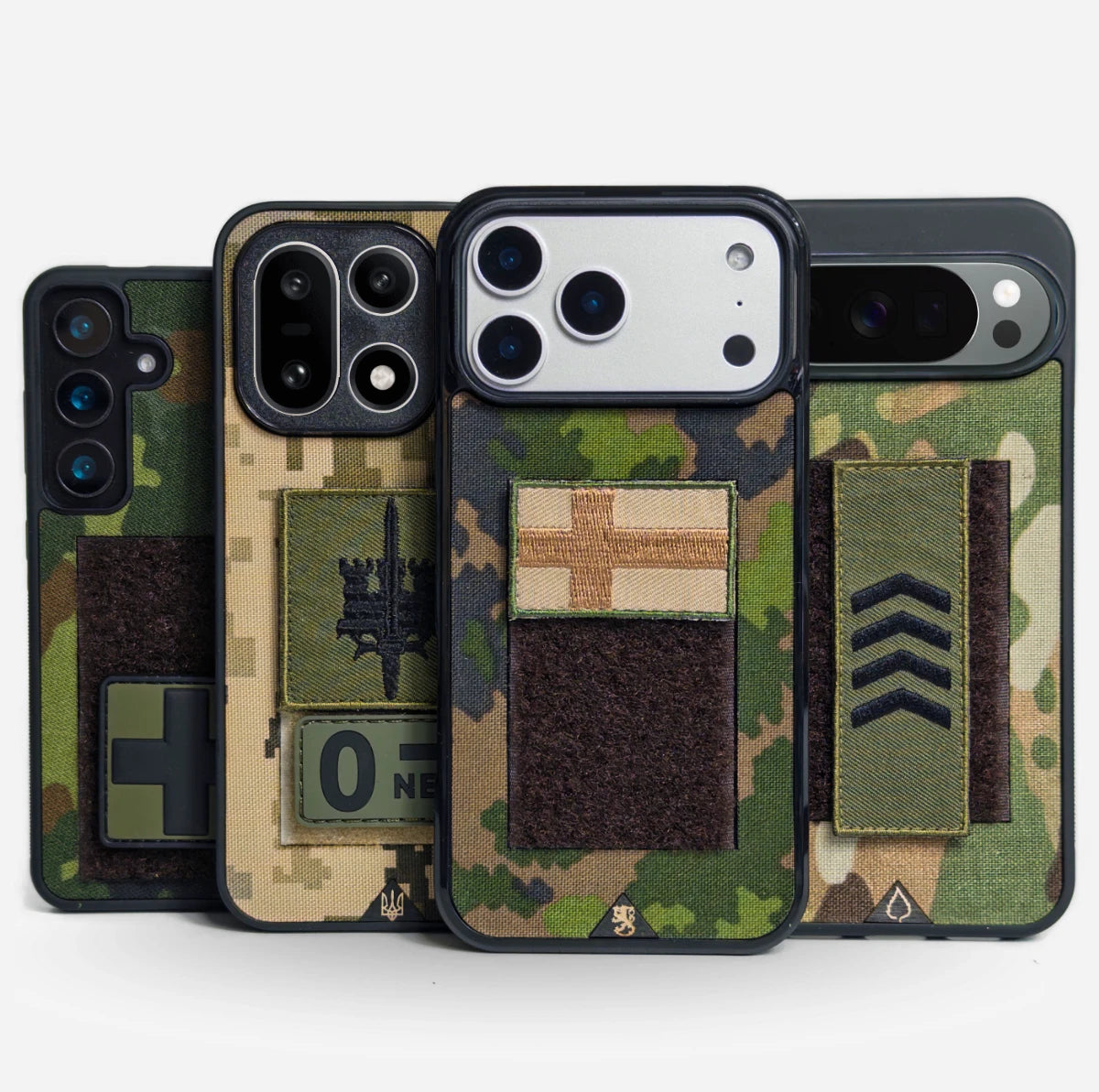 Lastu  Lastu VELCRO -puhelinkotelot iPhone 17 Pro, Samsung S26 ja OnePlus 15:lle – armeijakangasta ja ainutlaatuiset merkit vierekkäin