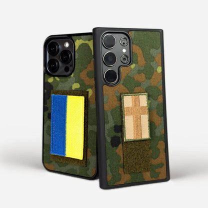 Saksalainen Flecktarn-maastokuvioinen puhelinkotelo iPhonelle, Samsungille, OnePlusille ja Google Pixelille. Kotelon takaosassa on tarranauhapinta merkkejä varten ja Ukrainan sekä Ruotsin liput. Kestävä ja suojaava design. Lastu