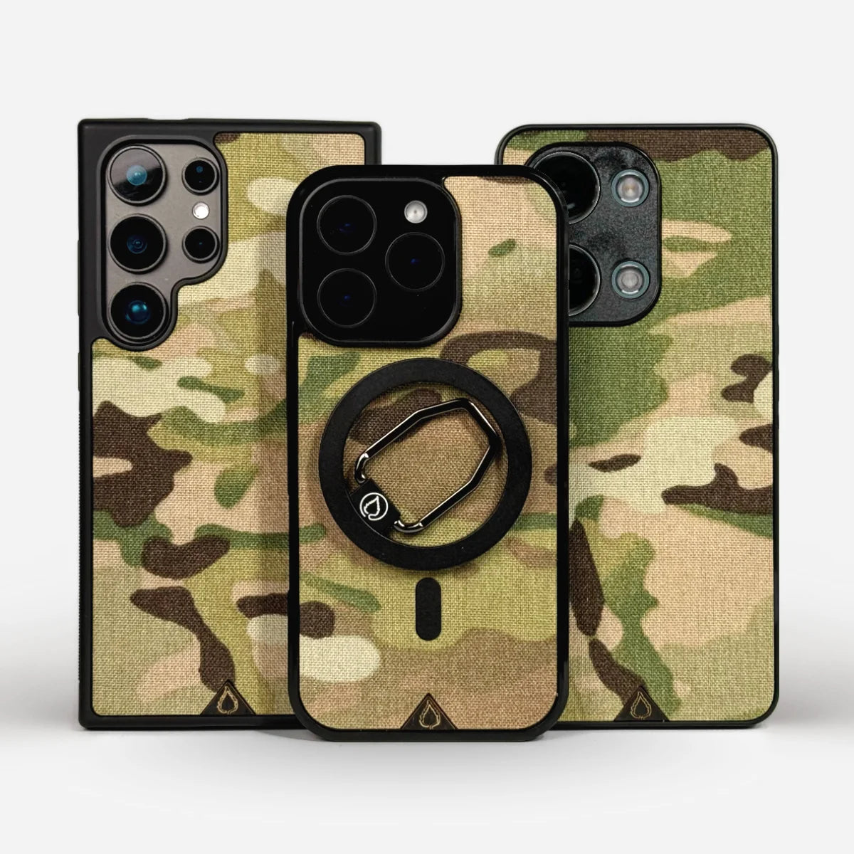 Aito MultiCam® Cordura 500 -puhelinkotelo kolmessa eri koossa, maastokuvioidulla kankaalla ja MagSafe-yhteensopivalla kiinnitysrenkaalla. Kuva esittelee tuotteen kolmella eri iPhone-mallilla. MultiCam® Phone Case - Lastu