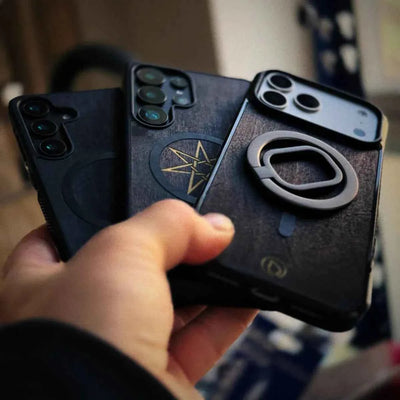 Lastu  Kädessä on kolme Lastu HIILI -merkkistä, mustasta koivusta valmistettua puhelinkoteloa, jotka on tarkoitettu iPhone 17 Prolle ja Galaxy S26:lle.