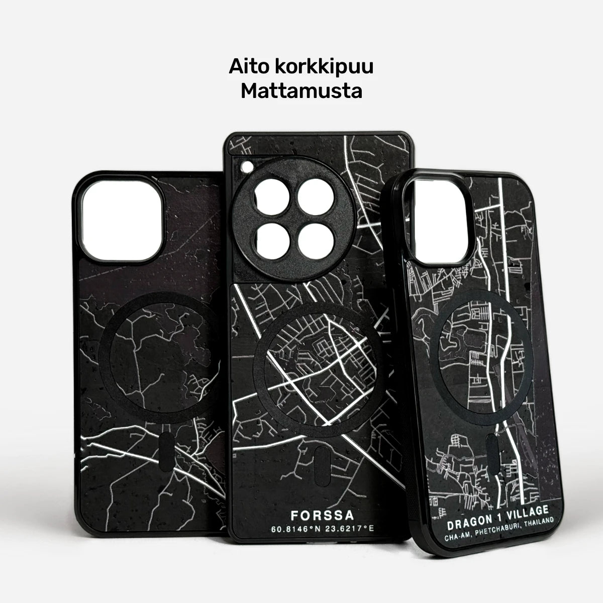 KARTTA - Map Phone Case näyttää mustan puhelinkotelon, jossa on valkoisella viivapiirroksella esitetty katukartta. Kolme eri koteloa vierekkäin esittelevät erilaisia karttakuvioita eri kaupungeista. Kotelot ovat yhteensopivia iPhone-mallien kanssa. Lastu-tuote.

[Translation: KARTTA - Map Phone Case shows a black phone case with white line drawing street maps. Three cases side by side showcase different map patterns from different cities. Cases a