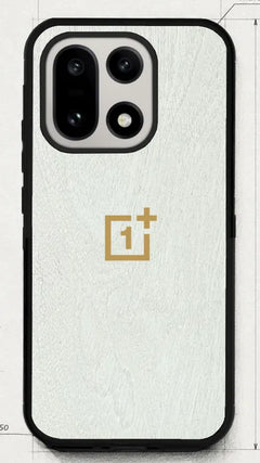 OnePlus-logo – kaiverrus valikoimasta puisessa puhelimen kuoressa