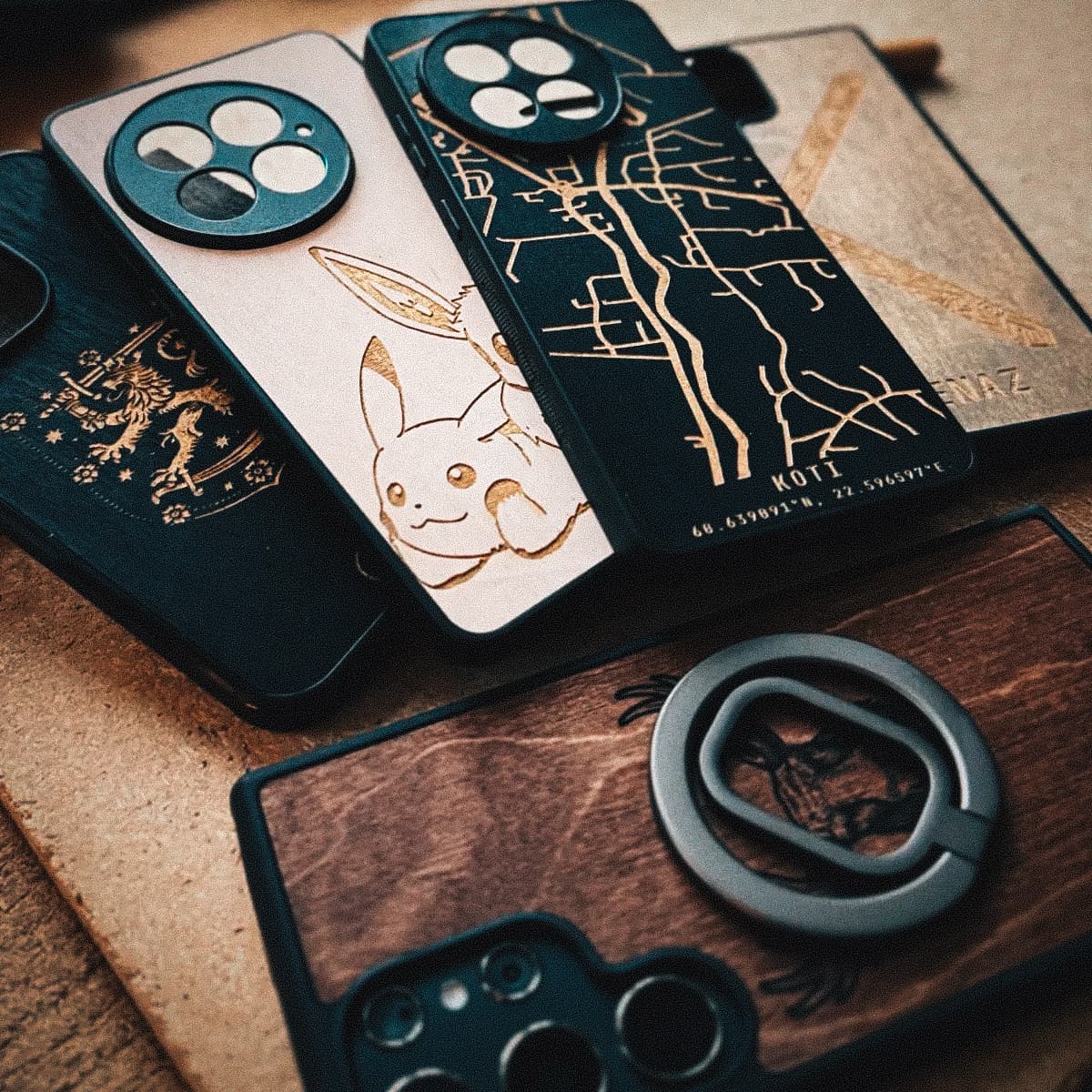 Lastu  Lastu MagSafe puhelimen kuoret OnePlus 15, Samsung Galaxy S26, Pikachu-kuosilla puisella pöydällä.
