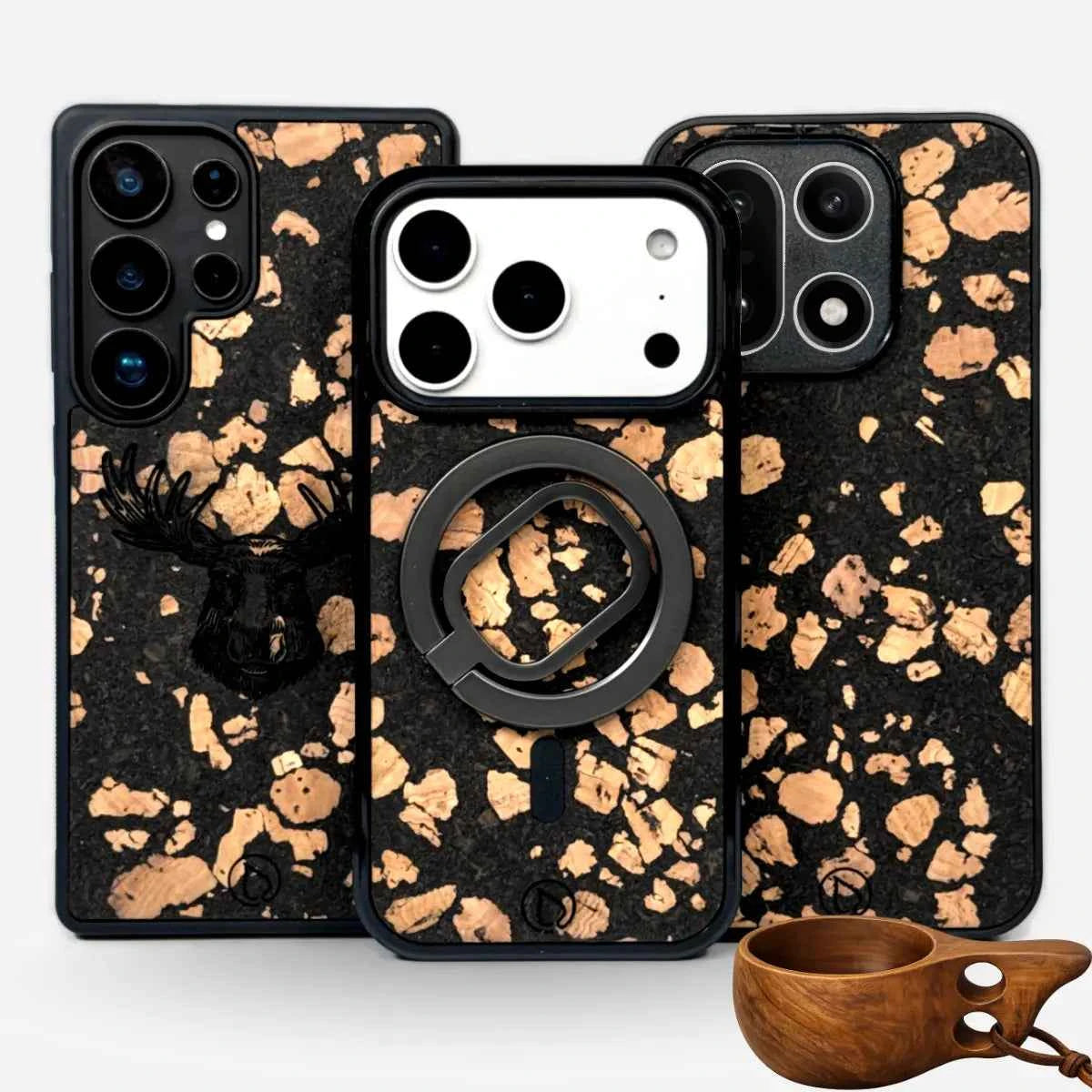 Lastu  Lastu Kuksan suojakuoret iPhone 17 Pro:lle, Samsung S26:lle ja OnePlus 15:lle, musta/tammi, sekä poppelipuinen kuppi niiden vieressä