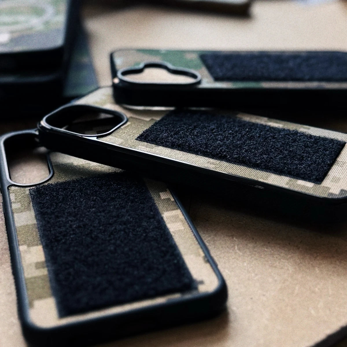 Lastu maastokuvioiset puhelimen kuoret Velcro-tarralla iPhonelle ja Samsungille sotilasmateriaalista