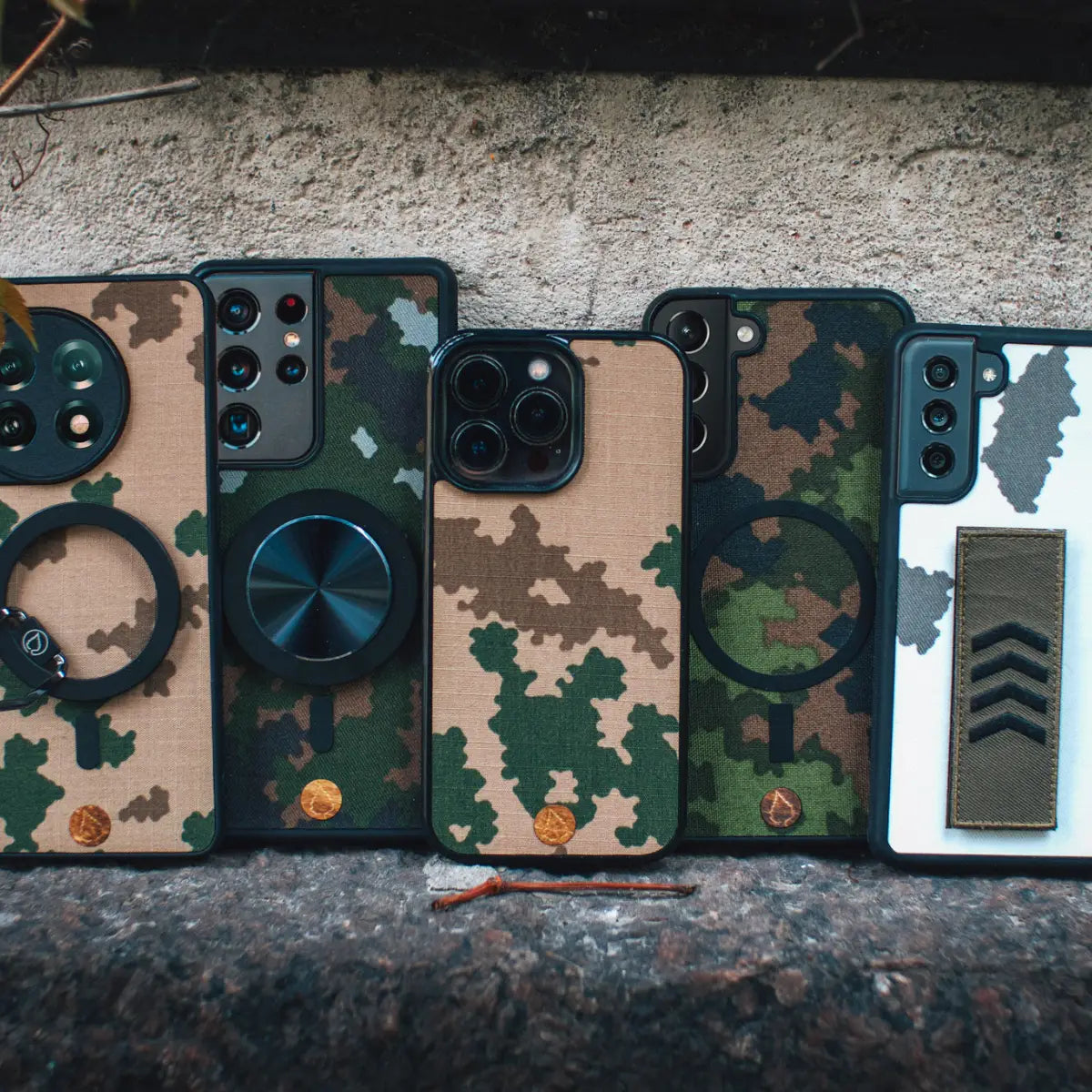 Ryhmä suomalaisia M05 armeijan naamiointi MagSafe -koteloita Samsung Galaxylle ja Xiaomille.