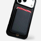 KARB MagSafe korttilompakko kiinnitettyna iPhoneen – hiilikuitulook, 4 korttia, vahvat MagSafe-magneetit