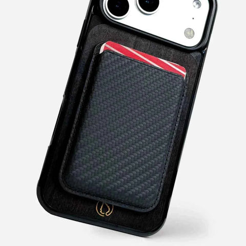 KARB MagSafe korttilompakko kiinnitettyna iPhoneen – hiilikuitulook, 4 korttia, vahvat MagSafe-magneetit