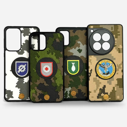 Suomen armeijan M05-maastokuvioinen puhelinkotelo eri puolustushaarojen logoilla. Saatavilla iPhone, Samsung, OnePlus ja Google Pixel -puhelimille. Kestävä ja tyylikäs suoja puhelimellesi. Lastu