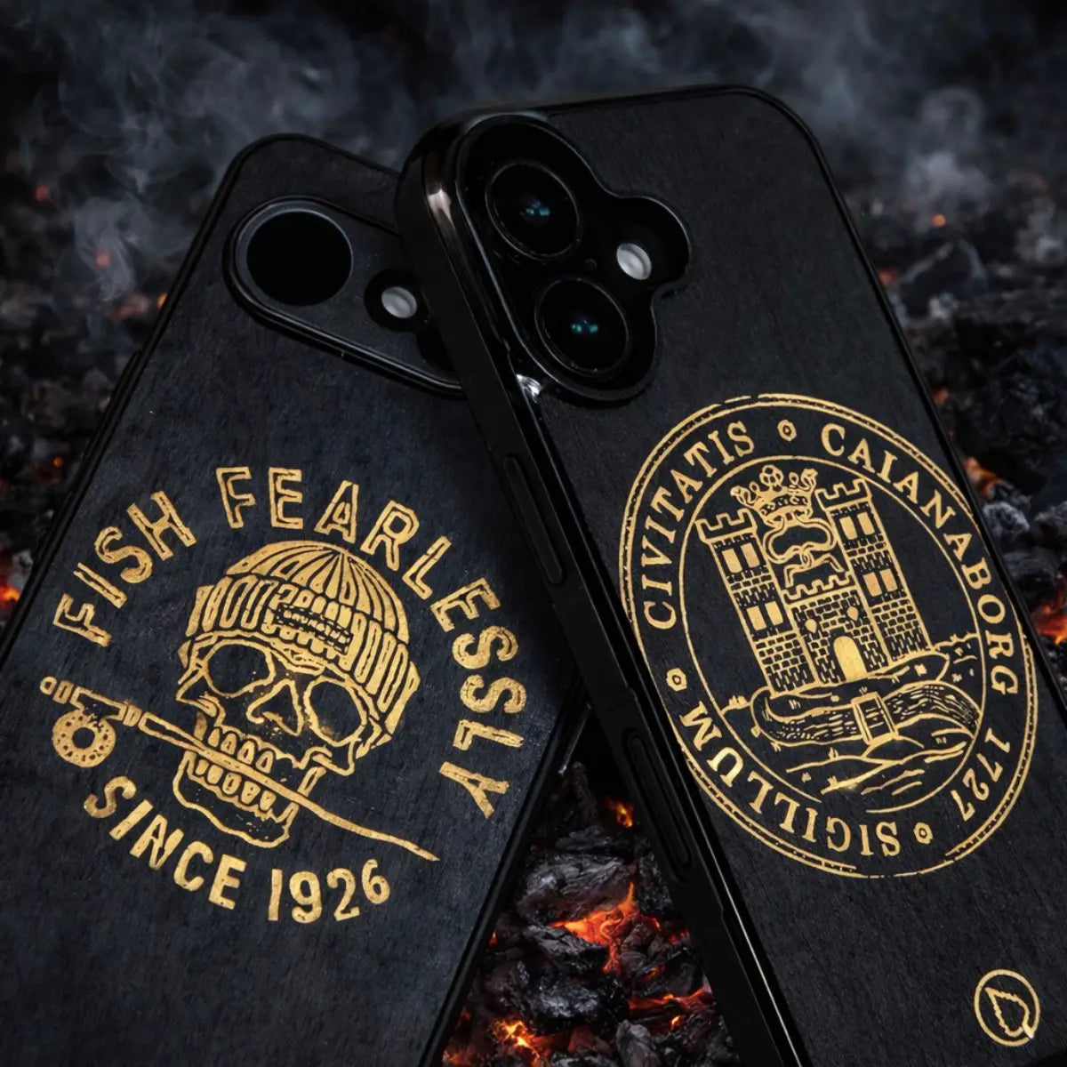 Lastu puhelinkuoret mustalla puupinnoitteella, yksityiskohtaiset kultaavat kaiverrukset kallo- ja vaakunakuvioilla.