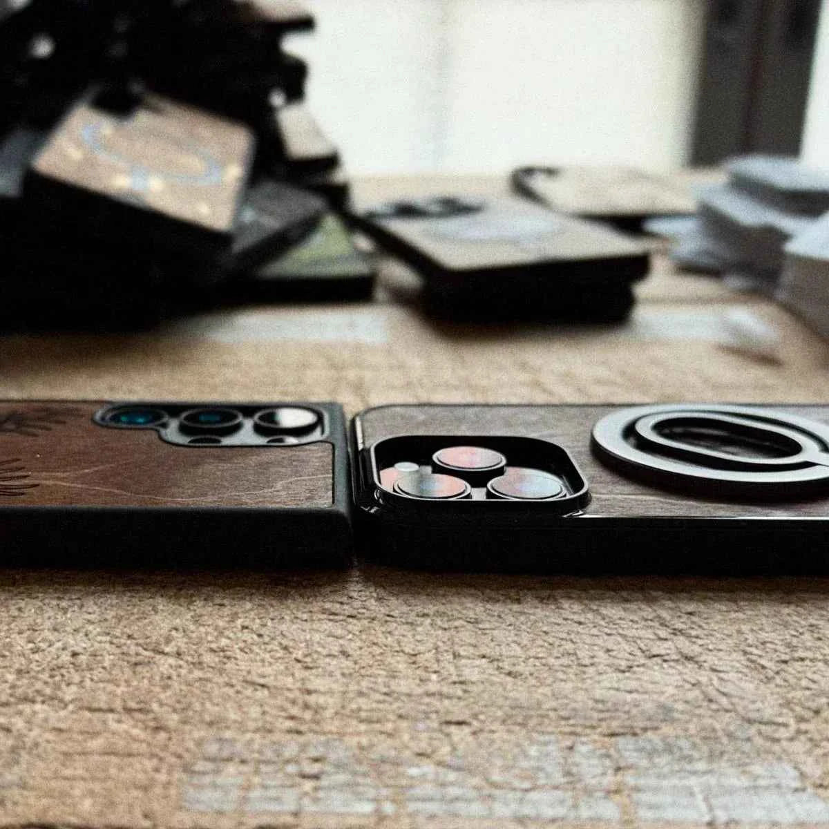 Lastu  Lastu TERWA:n koivuterva-puhelimen kuoret iPhone 17 Pro ja Galaxy S26 vierekkäin, karkealla pinnalla.