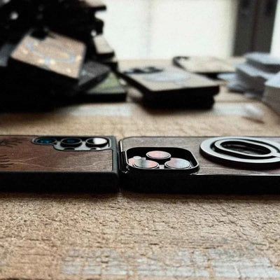 Lastu  Lastu TERWA:n koivuterva-puhelimen kuoret iPhone 17 Pro ja Galaxy S26 vierekkäin, karkealla pinnalla.