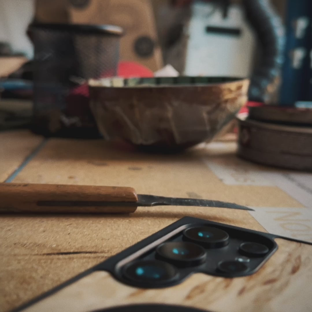Lastu Black Pineapple Leather Case veg nahkakuori iPhonelle, MagSafe, tyylikäs ja ekologinen puhelimen kuoret PIÑATEX® Ananasnahkaiset puhelimen kuoret Puhelimen kuoret omalla kuvalla ja MagSafe-toiminnolla LASTU x RATIA - Ajatonta. Suomesta.