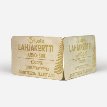 Kaksi puista Lastu-lahjakorttia 30 euron arvolla. Korteissa on kaiverrettu Lastun logo, arvo ja yksilöllinen koodi. Sopii iPhone-, Samsung-, OnePlus- ja Google Pixel -puhelimien suojakuorien hankintaan. Lastu