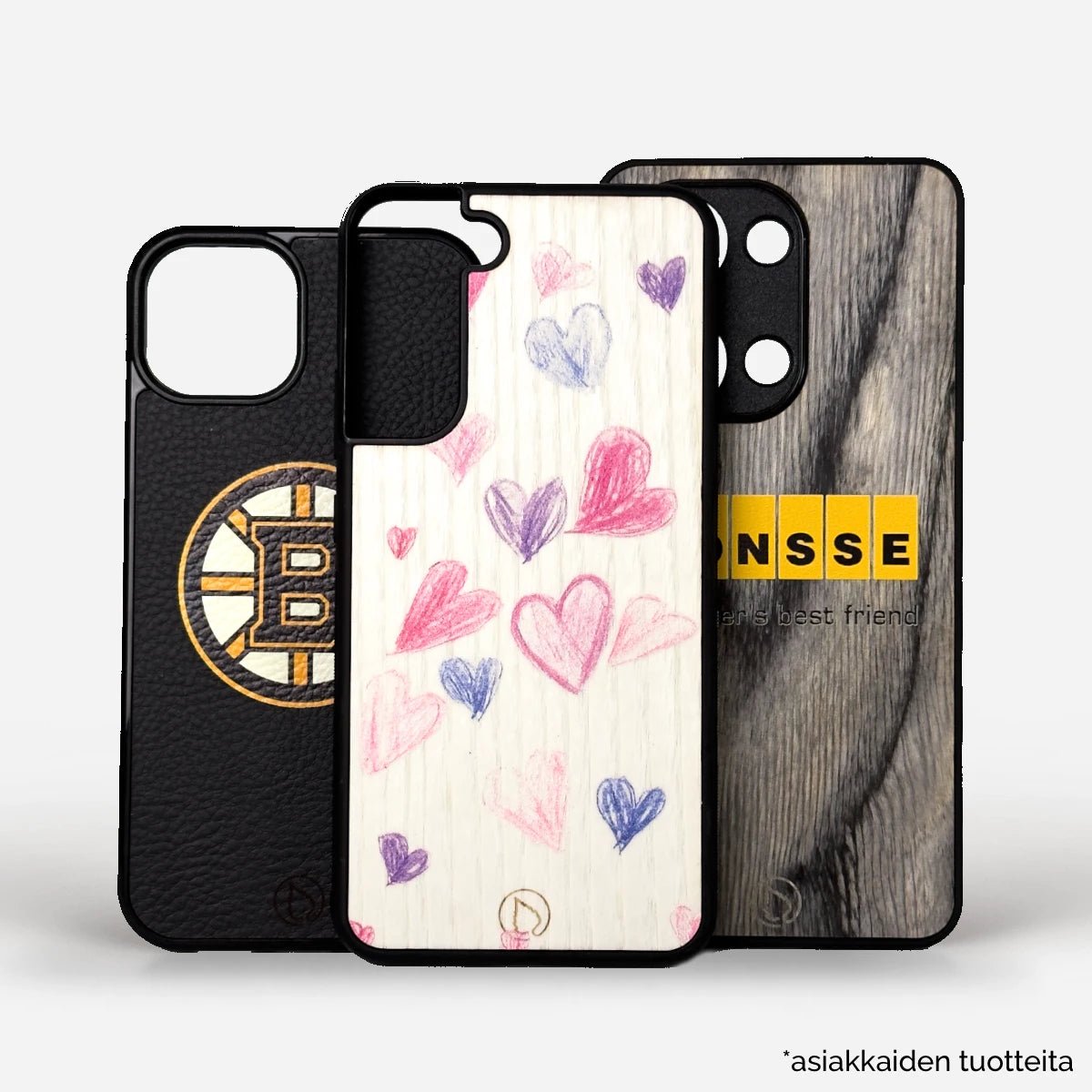 Kolme erilaista puhelinkuorta vierekkäin: musta nahkainen Boston Bruins -logolla, valkoinen sydänkuvioilla ja puukuvioitu Finesse-tekstillä. Sopii iPhone, Samsung, OnePlus ja Google Pixel -puhelimiin. Yksilöllisiä ja tyylikkäitä suojakuoria erilaisiin makuihin. Lastu