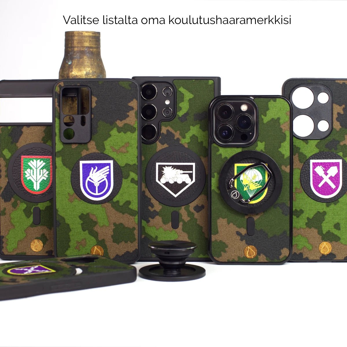 Suomalaisen armeijan M05-maastokuvioisia puhelinkoteloita eri merkkisille älypuhelimille kuten iPhone, Samsung ja Google Pixel. Koteloissa on erilaisia koulutushaaramerkkejä ja mahdollisuus lisätä oma logo. Tuote on Lastu-brändin valmistama kestävä ja laadukas suojakotelo. Lastu