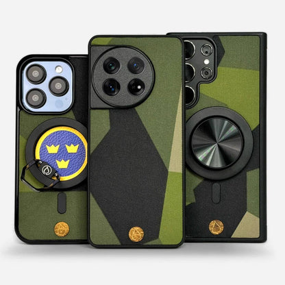 Tactical Essence Case - kolme mustaa iPhone-suojakoteloa M05-maastokuviolla, jossa on integroitu pidike ja koristeellinen merkkikuvio. Tuote esittelee kolme eri kamerakokoonpanoa ja magneettisen kiinnitysrenkaan. -Lastu