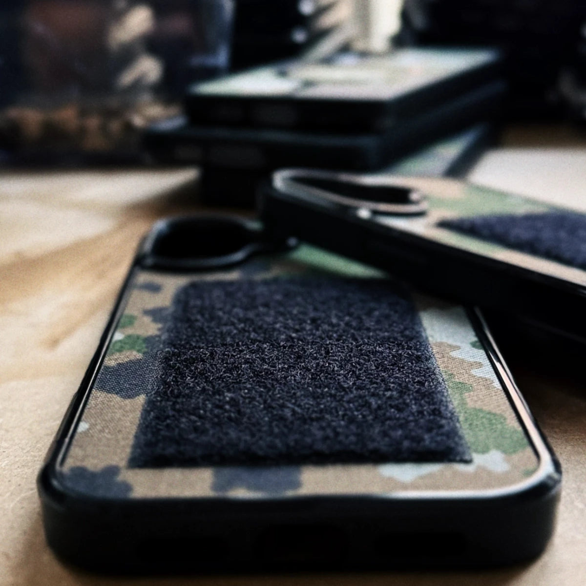 Lastu maastokuvioiset puhelimen kuoret Velcro-tarrapinnalla iPhonelle ja Samsungille