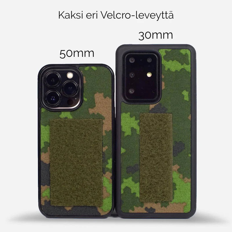 Kaksi M05-maastokuvioista puhelinkotelomallia Velcro-tarralapulla. Vasemmalla 50mm ja oikealla 30mm kotelot. Sopivat iPhone, Samsung, OnePlus ja Google Pixel -puhelimiin. Suojaavat ja kestävät kotelot aitoa suomalaista M05-kangasta. Lastu