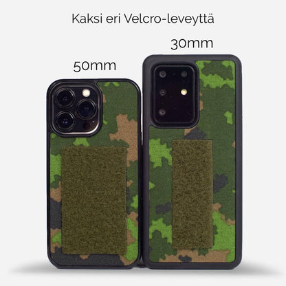 Tactical Essence Case - kaksi mustaa puhelinkuorta M05-maastokuvioinnilla ja erilaisilla Velcro-tarrapinnoilla (30mm ja 50mm). Suojakuoret näytetään vierekkäin vertailua varten. Tuotekuvaus: Tactical Essence Case - Gear Up for Every Mission. Lastu.