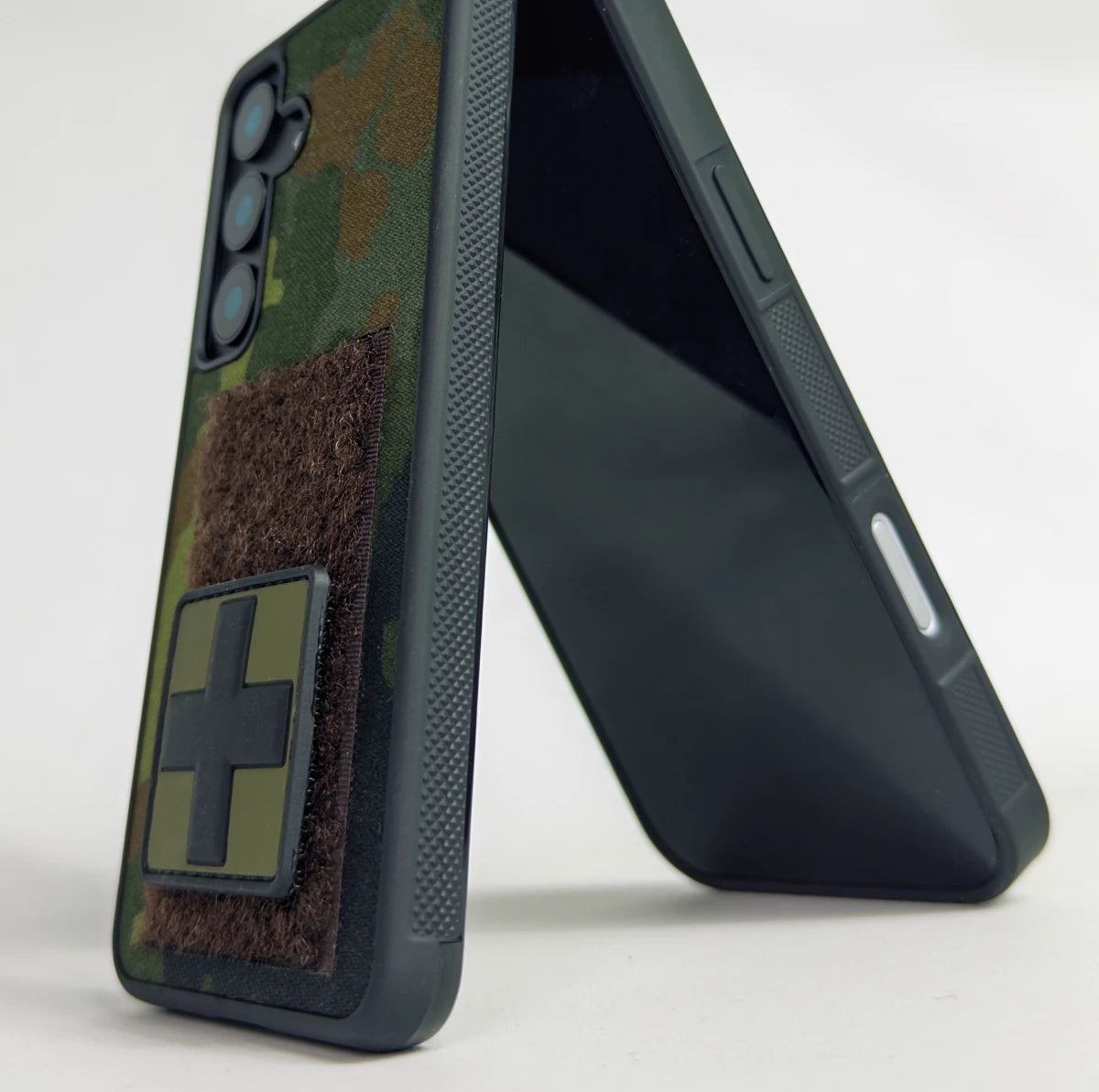 Lastu  Lastu VELCRO puhelimen kuoret sotilaskankaasta iPhone 17 Pro, Samsung Galaxy S26 taustalla valkoinen tausta