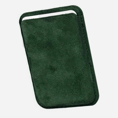 Lastu  Lastun vihreä mokkanahkainen MagSafe-korttikotelo, sopii iPhone 17 Pro -puhelimen kuoriyhdistelmiin.