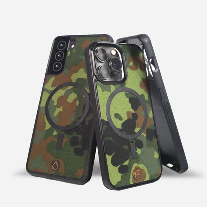 Saksalainen Flecktarn-maastokuvioinen puhelinkotelo iPhone-, Samsung-, OnePlus- ja Google Pixel -puhelimille. MagSafe-yhteensopiva, vahvasta kankaasta ja muovista valmistettu suojakuori tarjoaa erinomaisen suojan. Sisältää aidon Bundeswehr-kankaan ja tarkokinnityksen. Lastu