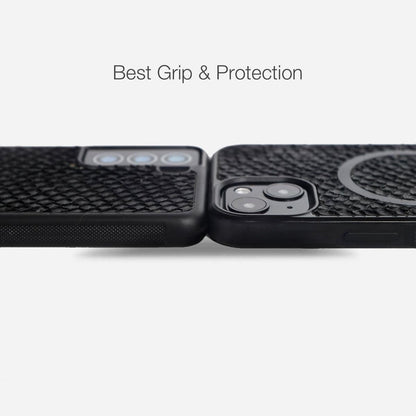 Musta mattapintainen lohenkuorisuojakotelo iPhone, Samsung, OnePlus ja Google Pixel -puhelimille. Kestävä, kuviollinen pinta tarjoaa erinomaisen otteen ja suojaa. Kameran suojaus ja tarkka muotoilu korostavat laatua. Lastu